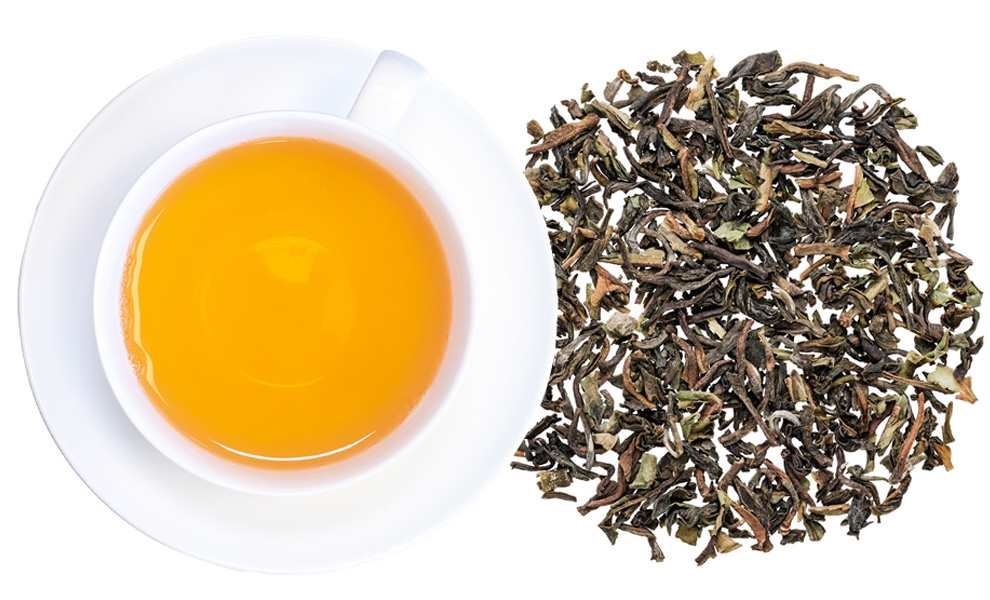 Weiße Tasse mit aufgebrühtem losem Schwarztee, tee, tee-blätter, orange tee, tasse, aufguss