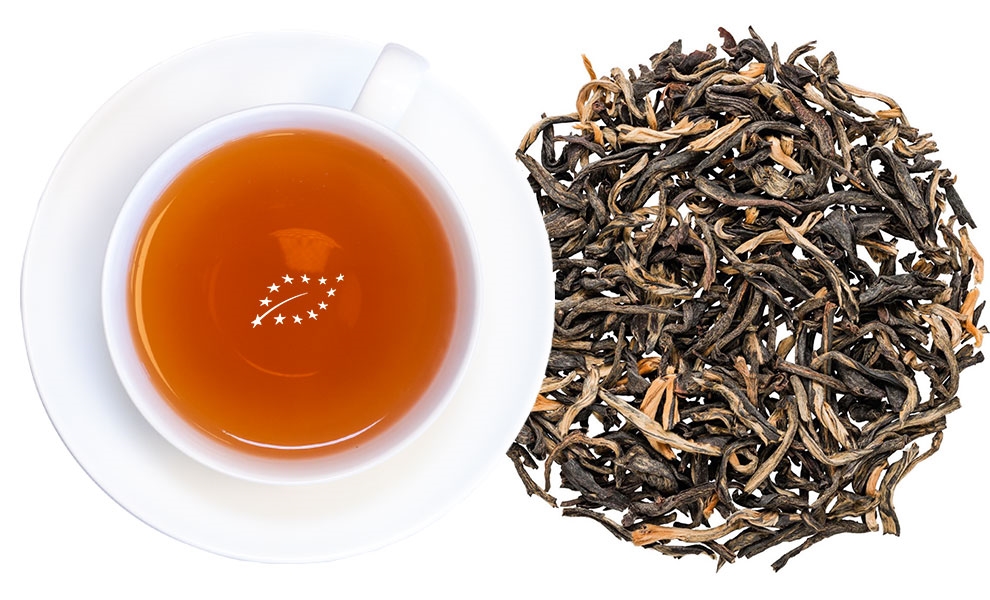 Weiße Tasse mit schwarzem Tee und losen Teeblättern, tee, tee-blätter, schwarztee, aroma, gourmet-tee