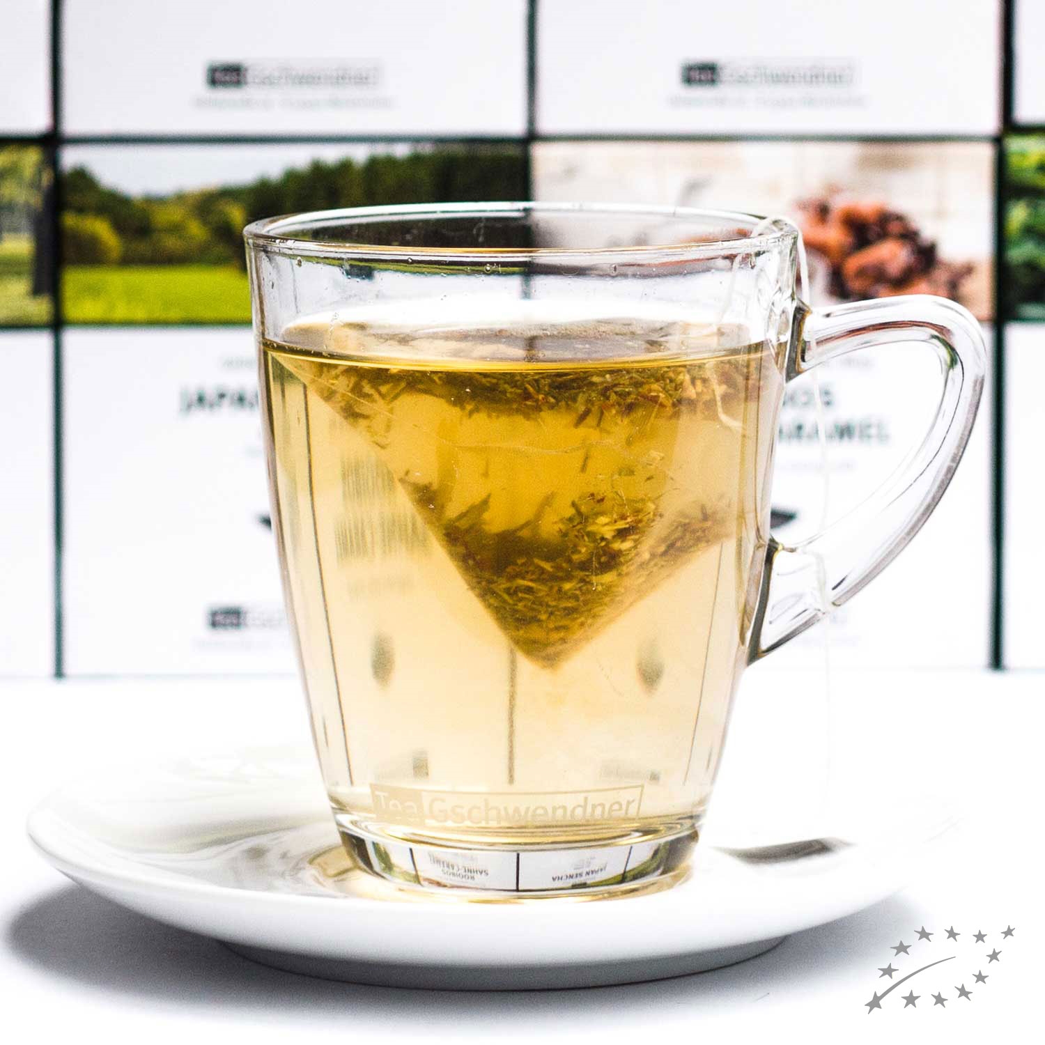 Heißer Kräutertee in Glastasse mit Teebeutel, Tee, Kräutertee, Glas-Tasse, heiße Getränke, Dreieckige Teeblätter