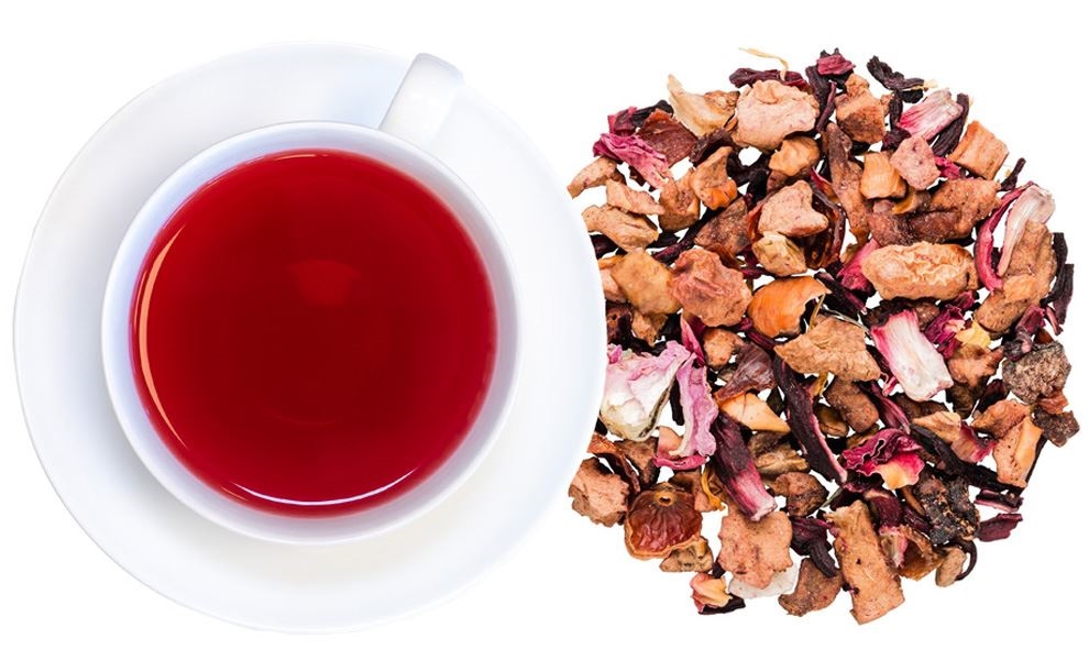 Weiße Tasse mit rotem Früchtetee und loser Teemischung, tee, kräutertee, rottee, chaitee, getränkestücke