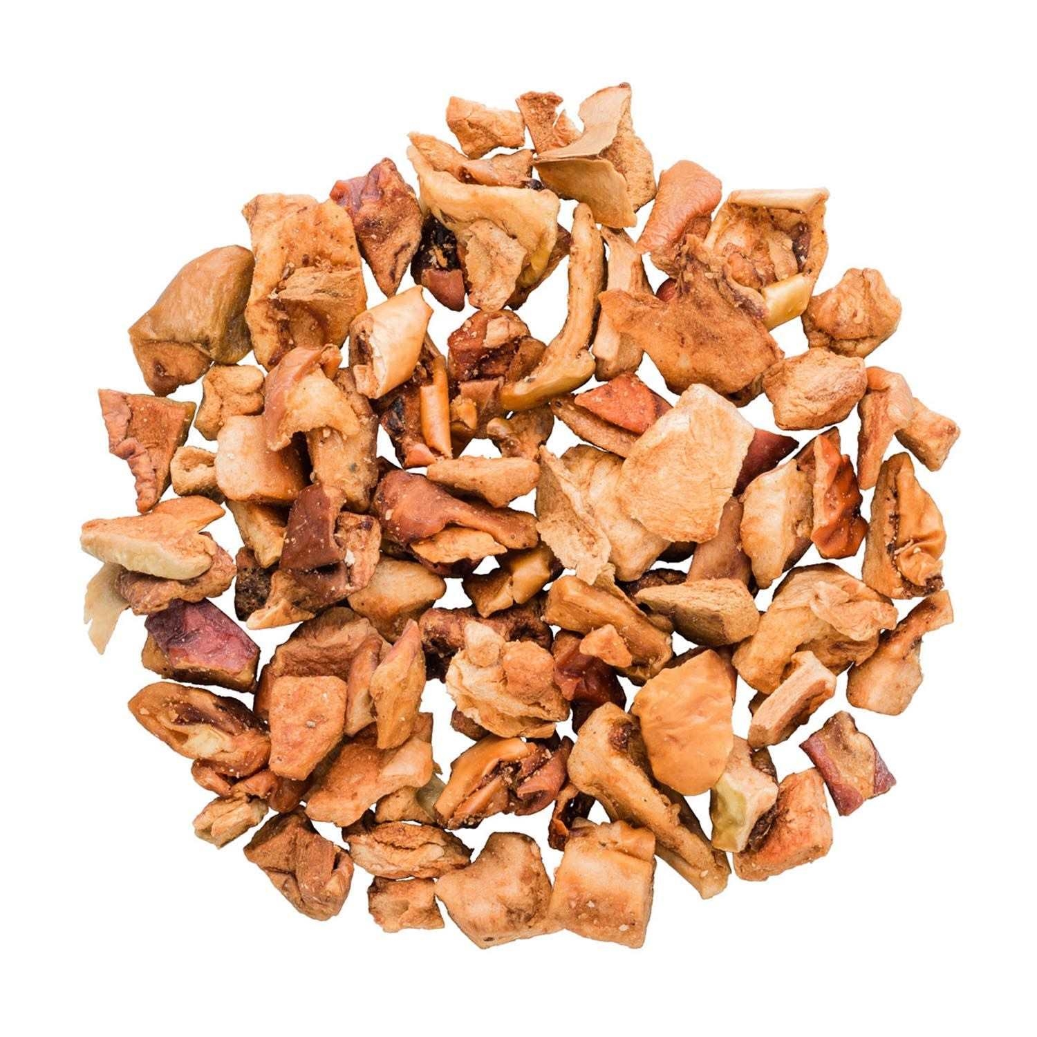 Runder Haufen grob geschnittener, getrockneter Apfelstücke, granulated, millet?, peanut?