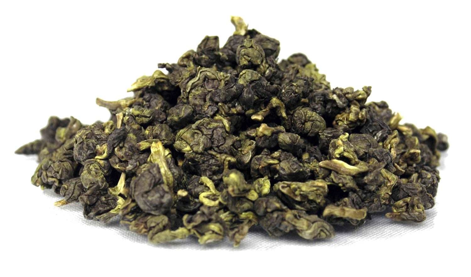 Haufen loser gerollter Oolong-Teeblätter, Oolong tea, geölte Teeblätter, grüne Teeblätter, gepulvert, Blätterchips