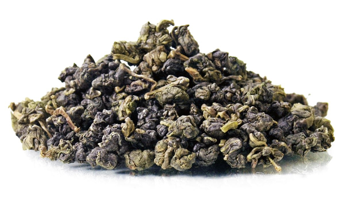 Lose gerollte Oolong-Teeblätter in Nahaufnahme, Oolong-Tee, getrocknete-Blätter, lose-Blätter, grüner-Tarb, Tee-Granulat