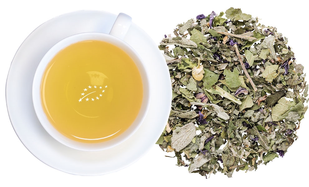 Weiße Tasse Kräutertee neben loser Kräutermischung, Kräutertee, Tee, Kräuterblätter, aufguss, Trinkgetränk