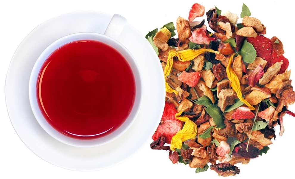 Weiße Tasse mit rotem Früchtetee und losem Tee, haufen aus getrockneten blättern, tee, früchtetee, teegetränk, früchte mix