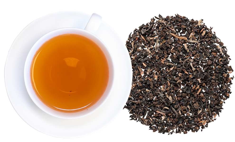 Weiße Tasse mit Schwarzem Tee und losen Teeblättern, tee, tee-blättchen, loser-te, schwarzer-te, kaffee?
