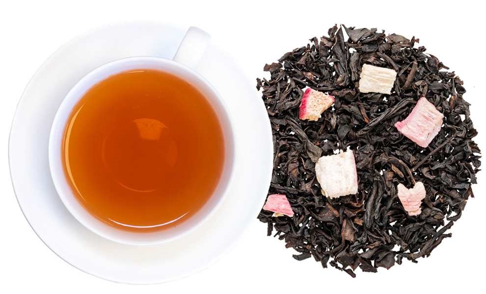 Tasse schwarzer Tee neben losem Früchtetee, tee, tea, black-tea, loose-leaf, tea-bag-free