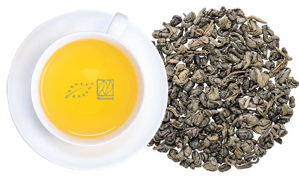 Tasse grüner Tee mit Gunpowder-Teeblättern