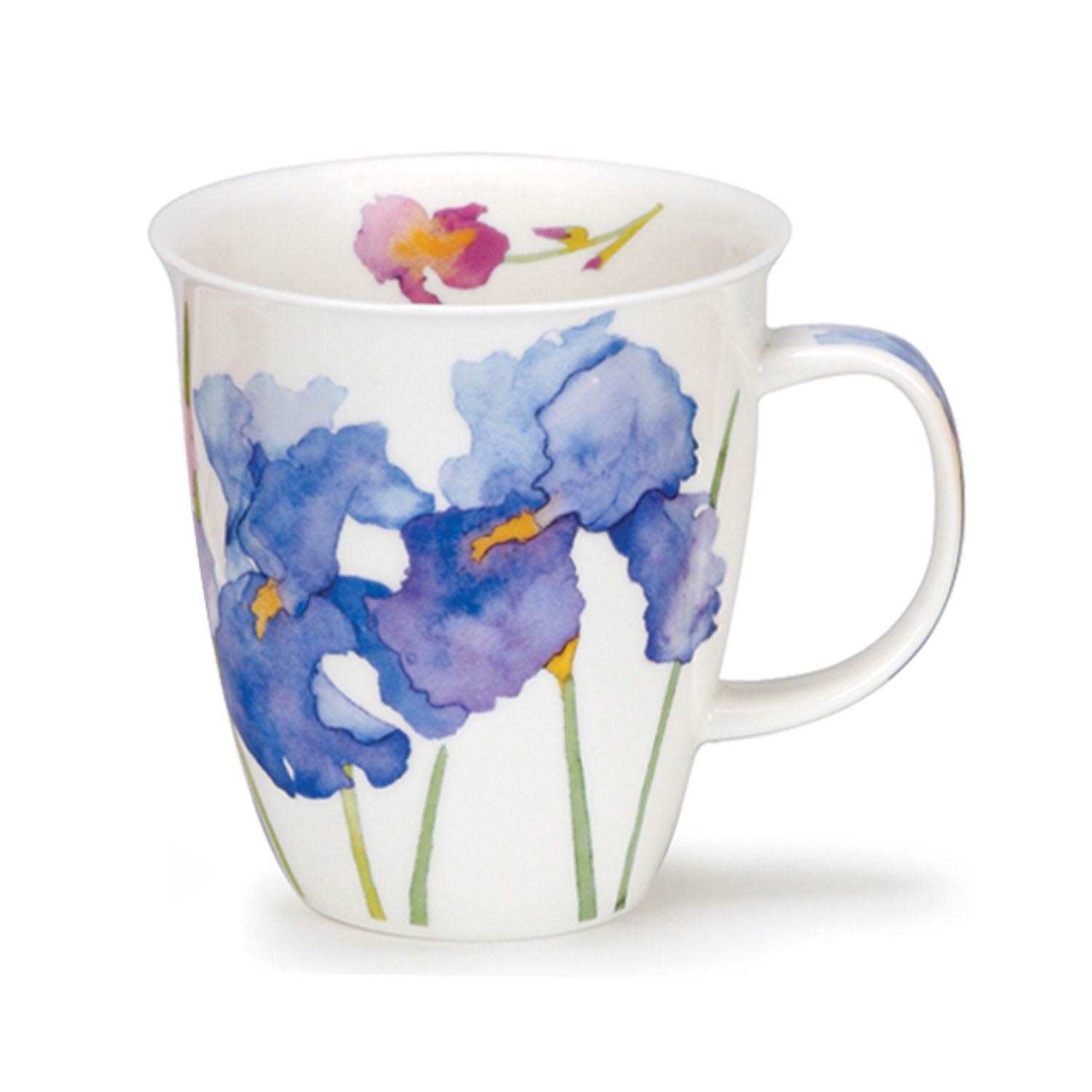 Weiße Porzellantasse mit blauen Aquarellblumen