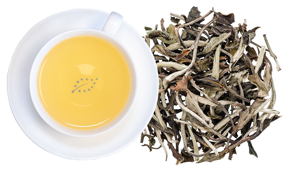 Weiße Teetasse neben losen weißen Teeblättern, tee, tee-blatt, tee-tee, grüner tee, loser?