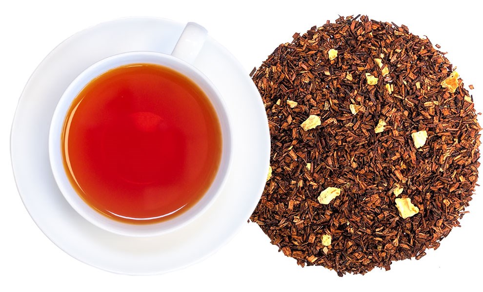 Rooibos-Tee, loser Tee, rotbraune Tasse, orangefarbener Aufguss, Blütenstücke