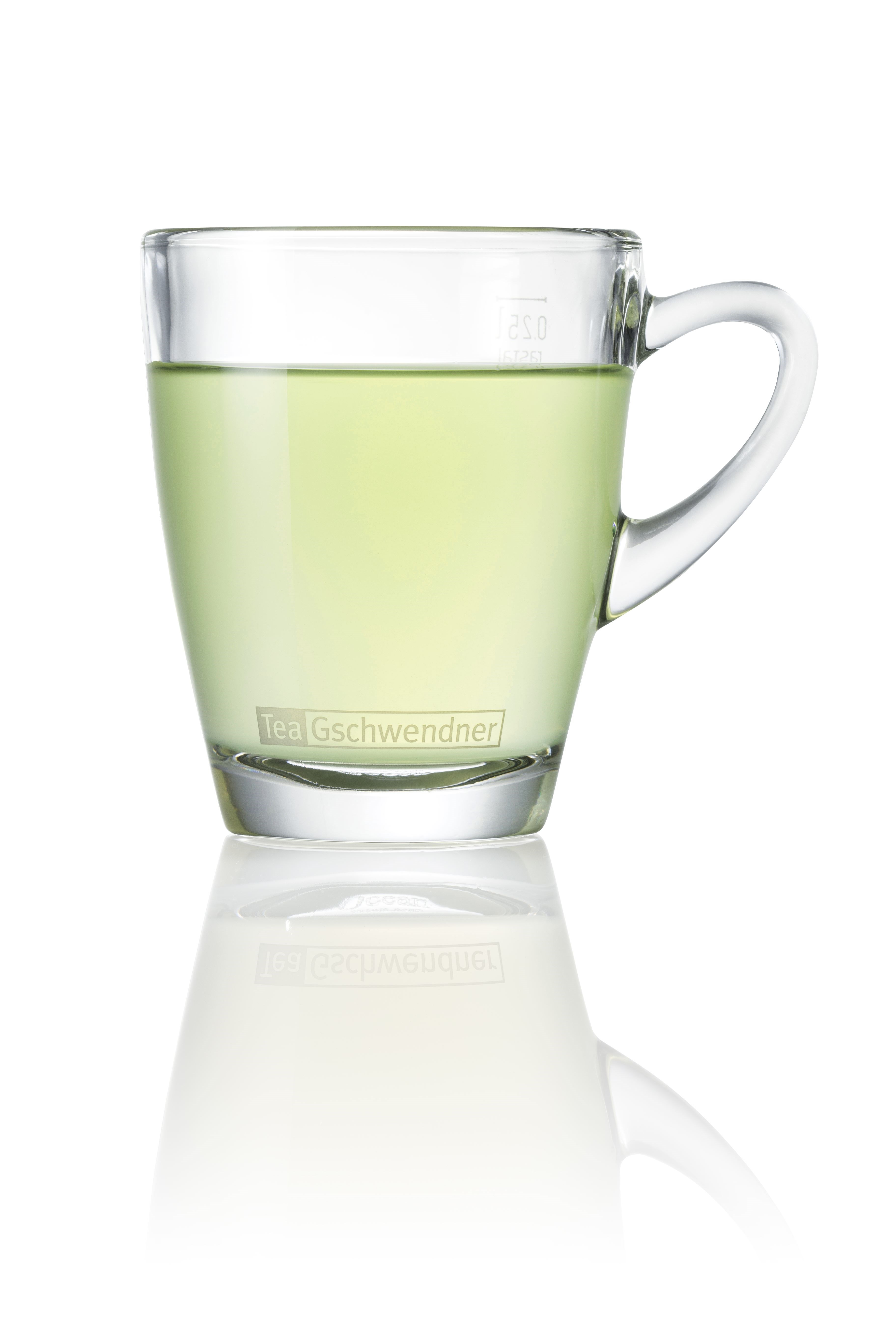 Transparenter Glasbecher mit hellem grünen Tee, glasbecher, tee, grün, gläser, hakhenkel, glasbecher, grünertee, teebecher, griffbecher, transparentes glas, glass mug, tea mug, grüner tee, Griffbecher, -transparentes Glas, glas, tee-glas, grün, tasse, tee
