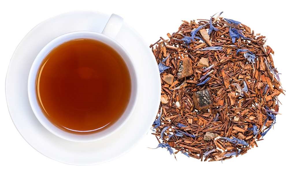 Weiße Tasse Rooibostee neben loser Teemischung, tee, tee, kraut, loserblatt, tasse