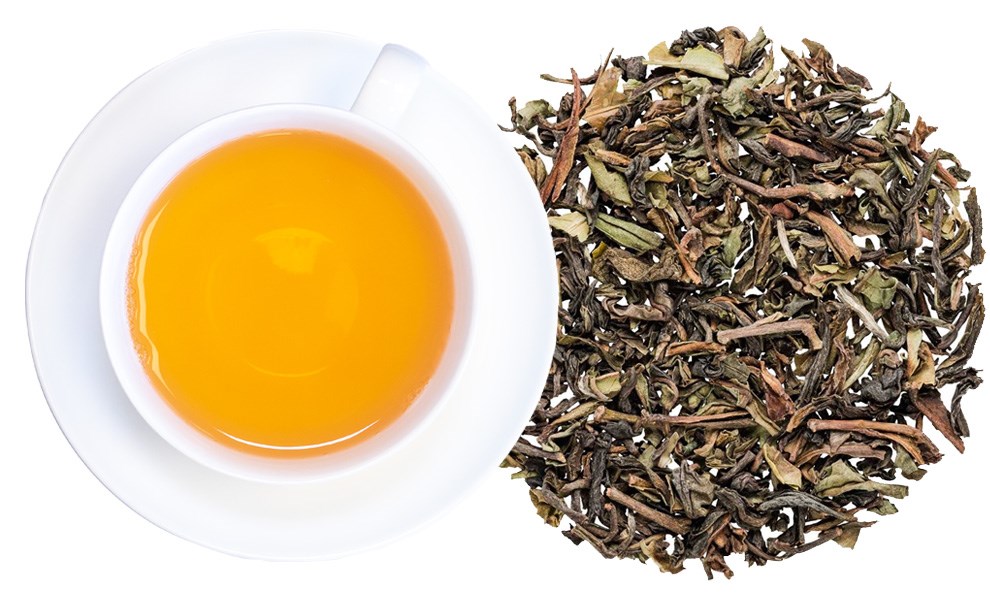 Weiße Tasse Darjeeling-Tee neben losen Blättern, Hitex, Tee, Loser Tee, Teeblätter, Tasse