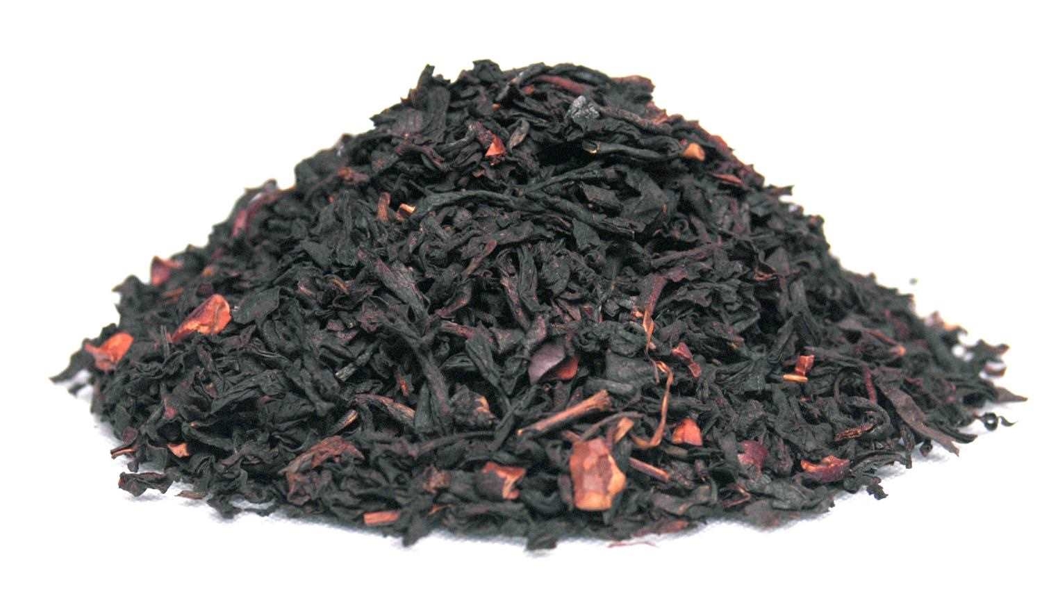 Haufen losen schwarzen Tees mit Fruchtstücken, Schwarzer Tee, lose Tee-Blätter, Hingucker-Rosenholz, Blätter-Granulat, Kräutertee-Teeblätter