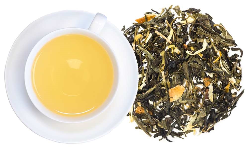 Weiße Teetasse mit aufgebrühtem Grüntee und losem Tee, Teeblatt, Grüner Tee, Heißer Tee, Tee-Teebeutel, Teeblatt-Gebundene Blätter