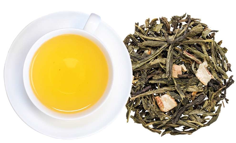 Tasse grüner Tee neben losen grünen Teeblättern, tee, tea leaves, green tea, loose leaf, infusion