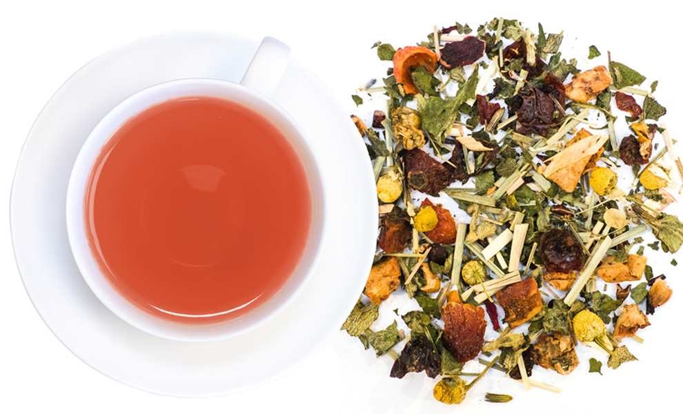 Weiße Tasse Kräutertee neben loser Früchteteemischung, tee, Kräutertee, Früchtetee, Teebeutel,  lose Blätter Tee