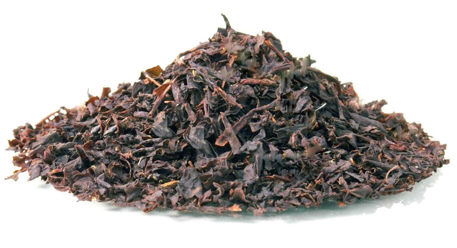 Haufen loser Schwarztee aus getrockneten Blättern, Rosenkohl, Krautschnitt, Blätter, trocken, u.a.