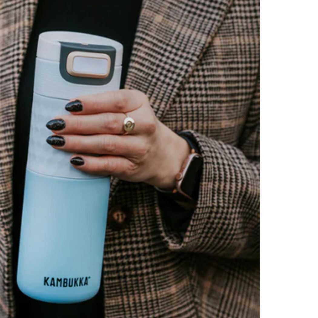 Person hält hellblauen KAMBUKKA Thermobecher, Wasserflasche, isolierte Flasche, hellblau, Thermos, wiederverwendbare Flasche
