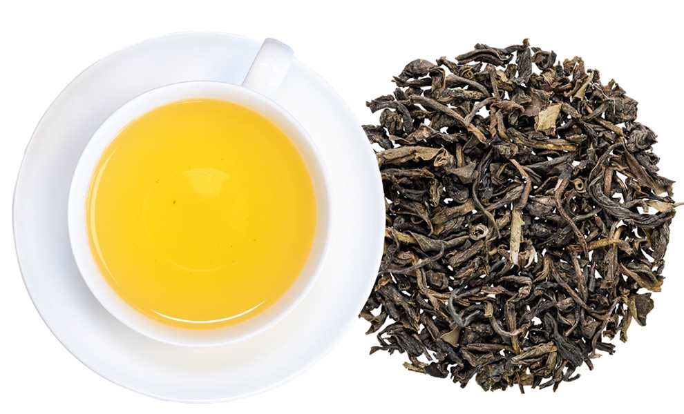 Weiße Tasse mit grünem Tee und losen Teeblättern, tee, tee_blatt, goldene_farbe, loose_leaf, zwiebel_jacoba
