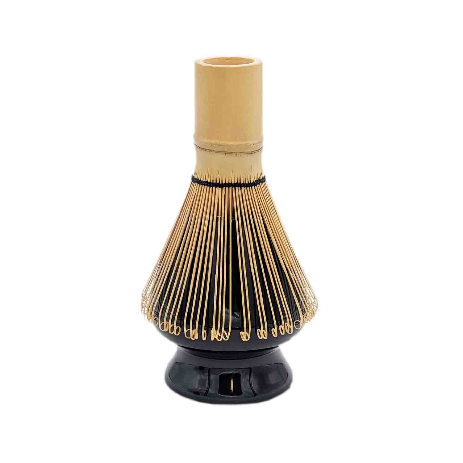 Traditioneller Matcha-Bambusbesen auf Keramikhalter, Bambusbesen, Matcha-Besen, Küchenzubehör, Schneebesen, Keramische Basis
