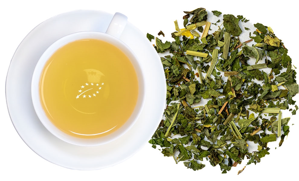 Weiße Tasse Kräutertee neben losem Kräutertee, tee, krauttee, loser-blatt, tasse, grüner-tee