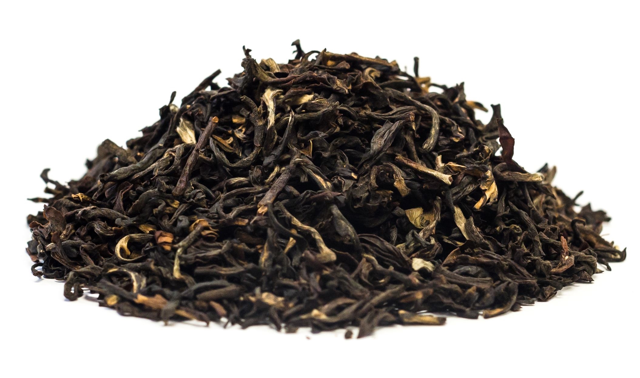 Haufen loser schwarzer Teeblätter auf weißem Hintergrund, Teerblätter, Darjeeling, Tee, lose Blätter, schwarzer Tee