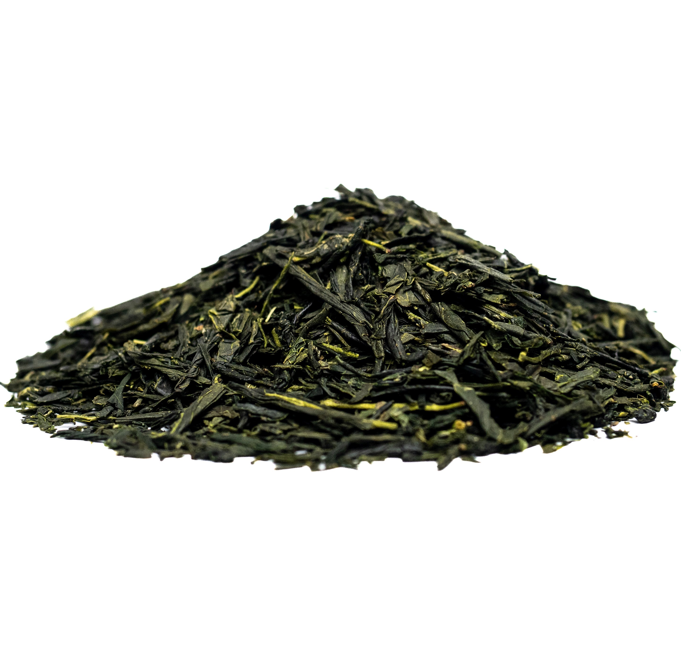 Haufen loser grüner Tee Sencha auf Weiß, Matcha, Teeblätter, Grüntee, Pulverisierte Blätter, Menge klein