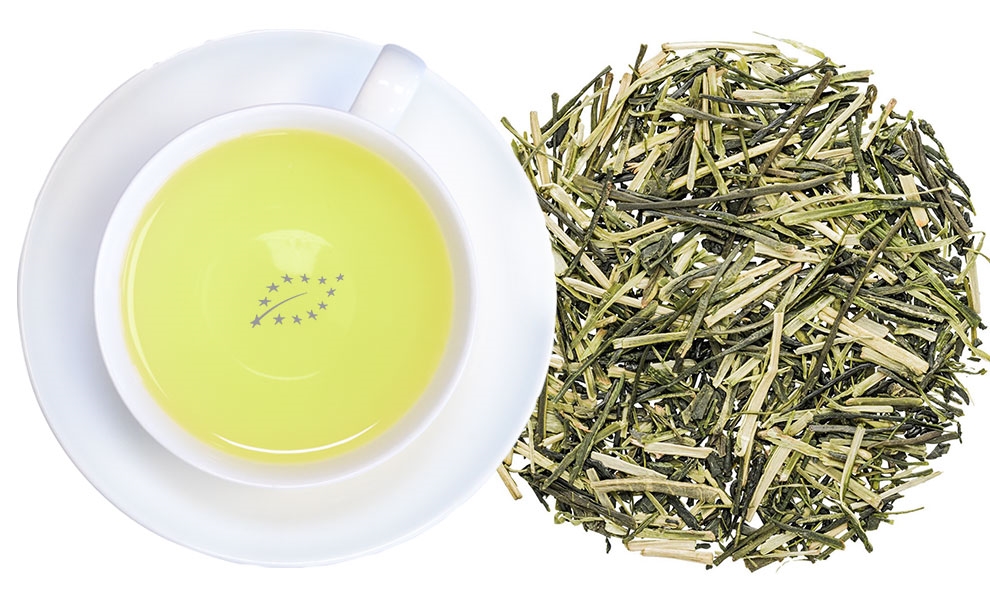 Weiße Tasse mit aufgebrühtem Kukicha-Grüntee, Grüner Tee, Tee-Blatt, Loser Tee, Bio-Tee, Teeblätter