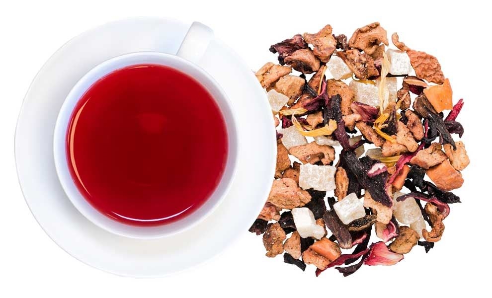Weiße Tasse mit rotem Früchtetee und Teemischung daneben, Kräutertee, Früchtetee, Tee, Lose Teeblätter, Rote Tee-Infusion
