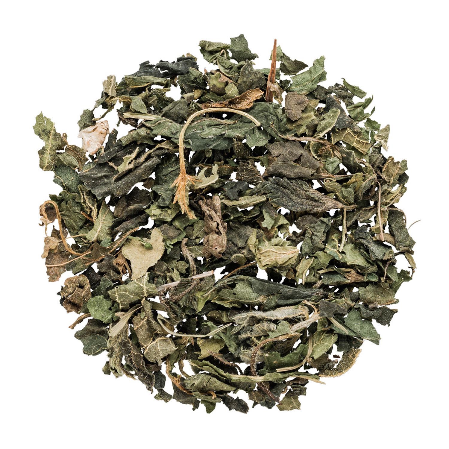 Gros plan sur un mélange en vrac de feuilles de plantes séchées pour tisane ou produit naturel sur fond blanc