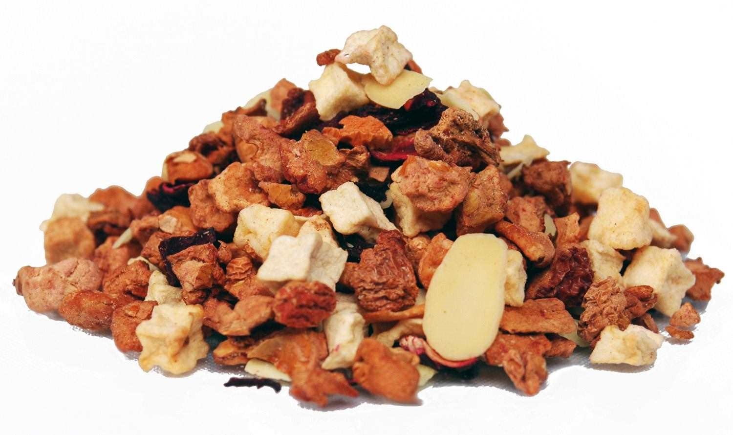 Haufen aromatischer Früchtetee mit Apfelstücken, Knuspergranulat, Trockenfrucht, Müsli-Mischung, Nussstücke, Fruchtstücke