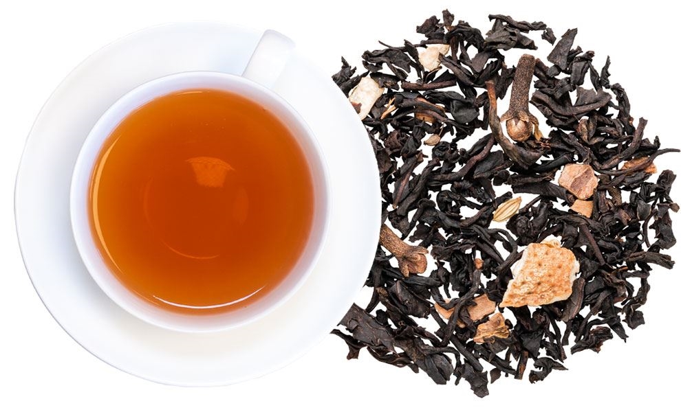 Weiße Tasse Schwarztee neben losem Gewürztee, tee, schwarztee, loseblätter, zuckerwürfel, blätter