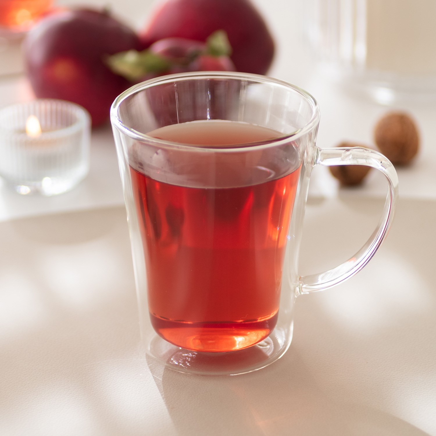 Transparente Tasse mit heißem roten Früchtetee, Glas, Tee, roter Tee, Glasbecher, Getränk