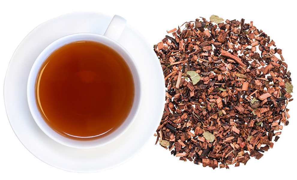 Weiße Tasse Kräutertee neben losem Tee, tee, tee-aufguss, tee-blätter, hangtag-terroir, brief-in-kupfer