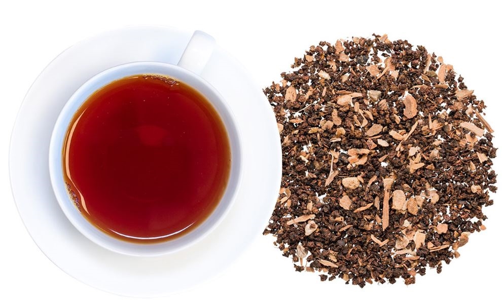 Weiße Tasse mit schwarzem Tee und losen Teeblättern, tee, teeins, kräutertee, schwarztee, granulate