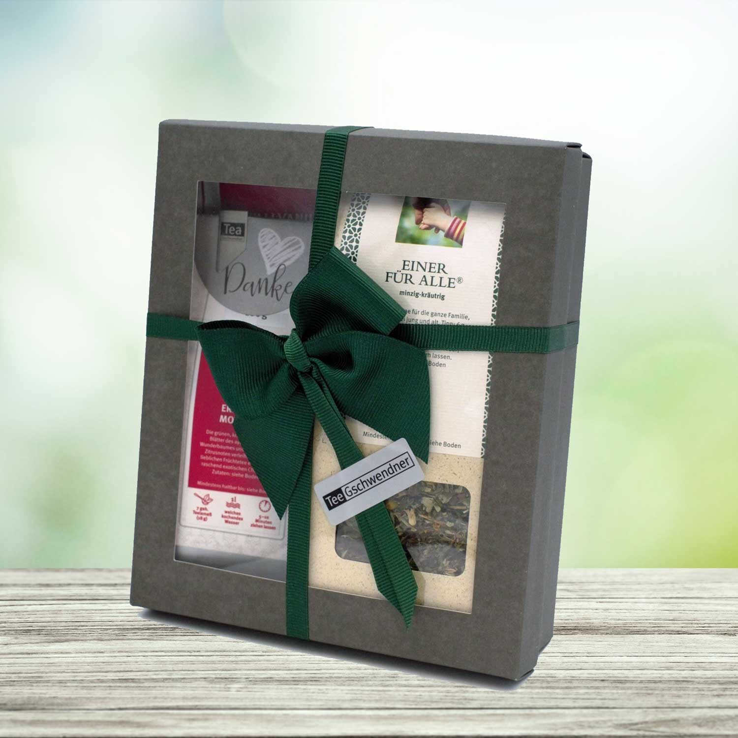Geschenkset mit Tee, graue Box und grüner Schleife, Geschenkkarton, Kräutertee, grünes Band, Box mit Sichtfenster, Sortenüberblick