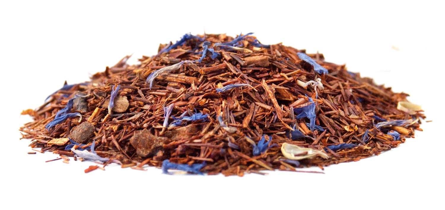 Haufen aromatischer Rooibostee mit blauen Blüten, Tee Mischung, Rooibos, Blaues Blütenblatt, Lose Teeblätter, Kräutertee