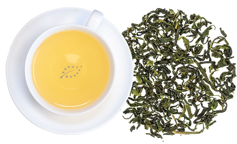 Weiße Tasse mit grünem Tee und losen Teeblättern, tee, grüner tee, teetasse, tee blätter, infusion