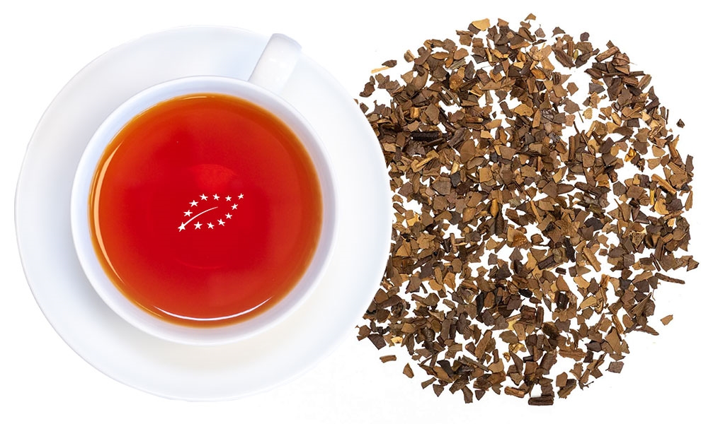 Weiße Teetasse mit braunem Blatttee von oben, tee, teegetränk, schwarzer tee, loser tee, tütee im becher