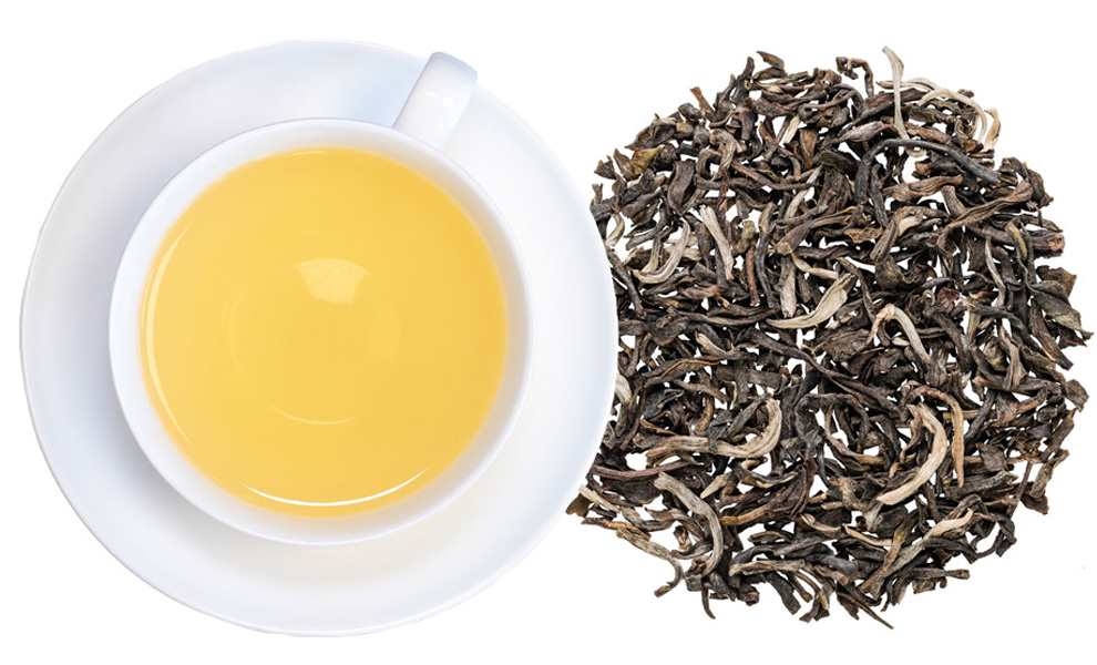 Weiße Tasse mit grünem Tee und losem Blatttee daneben, tee, Teeblätter, grüner Tee, Tasse, Teetasse Untertasse