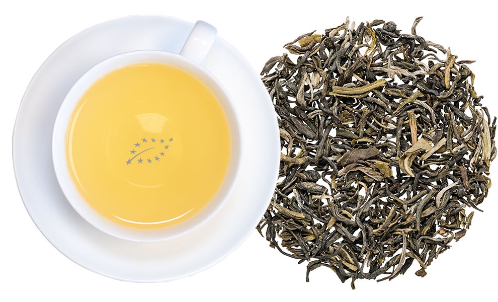 Weiße Tasse grüner Tee neben losem Blatttee, tee, grüner tee, tee blätter, tasse, teekanne