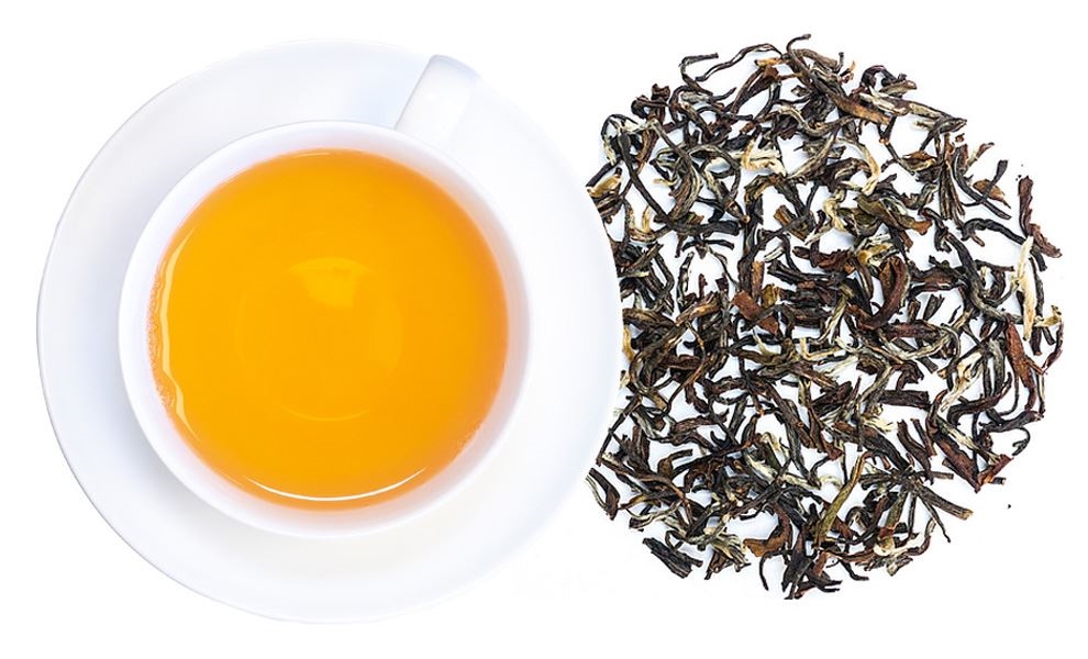 Weiße Teetasse mit losen Teeblättern daneben, Eiertee, Teeblatt, Kanne, Kuchenkaffee?, Gelber Tee