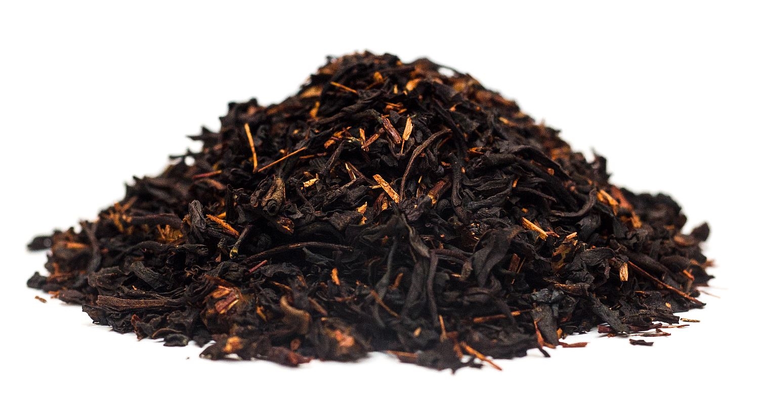 Haufen loser schwarzer Tee auf weißem Hintergrund, Kaffee schwarz, Kaffeebohnen?, Röstkaffeemischung?, Kaffeegetrocknet?, Koffeinhaltiges Produkt?