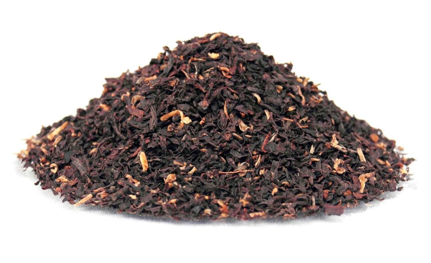 Haufen loser Schwarzer Tee auf weißem Hintergrund, lose-tea, black-tea, tea-pile, tea-flakes, dried-tea-leaves