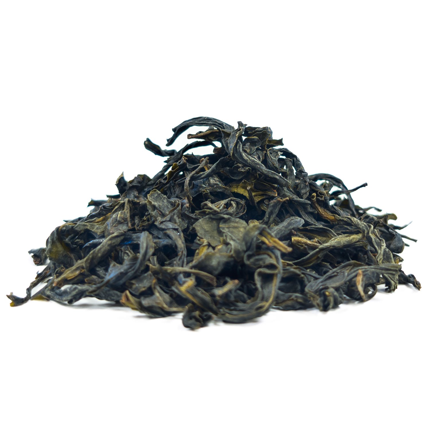 Nahaufnahme von losem Grüntee mit dunklen, getrockneten Teeblättern auf weißem Hintergrund, Oolong, Teeblätter, lose Blätter, dunkler Tee, Teezubereitung