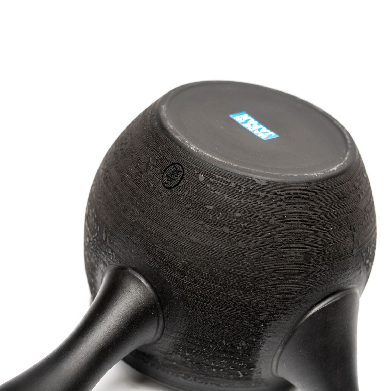 Unterseite einer schwarzen Kyusu-Teekanne aus Keramik, Tasse, Schüssel, Schwarze Oberfläche, Kaffeemaschine?, Top-Down-Stemmer?