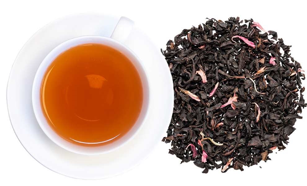 Weiße Tasse mit schwarzem Tee und losen Teeblättern,  Tee,  schwarzer Tee,  losen Tee,  Teeblätter,  Tasse Tee