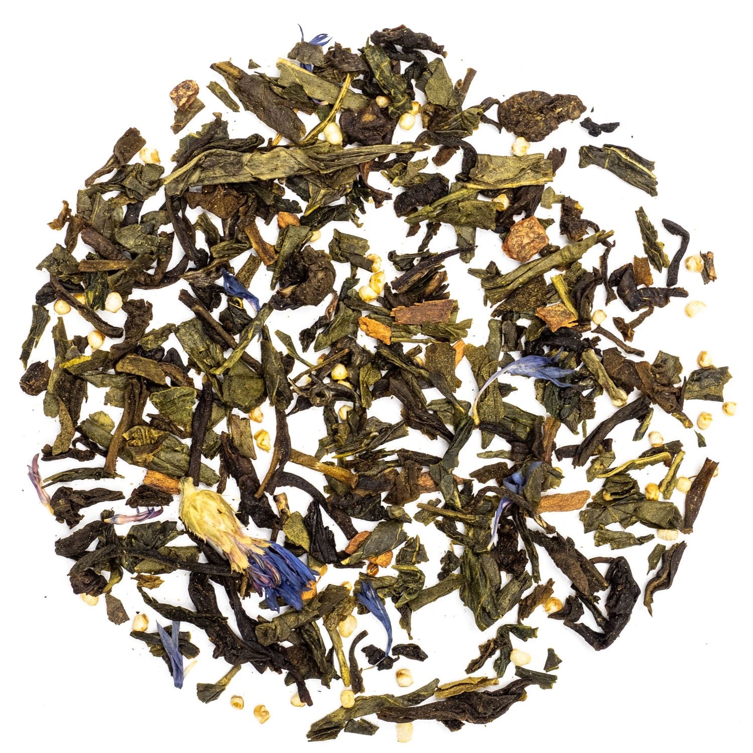 Nahaufnahme loser Grüntee mit Blüten und Knusperreis, Tee Blätter, Kräutertee, Grüntee, Blütenstücke, Körner
